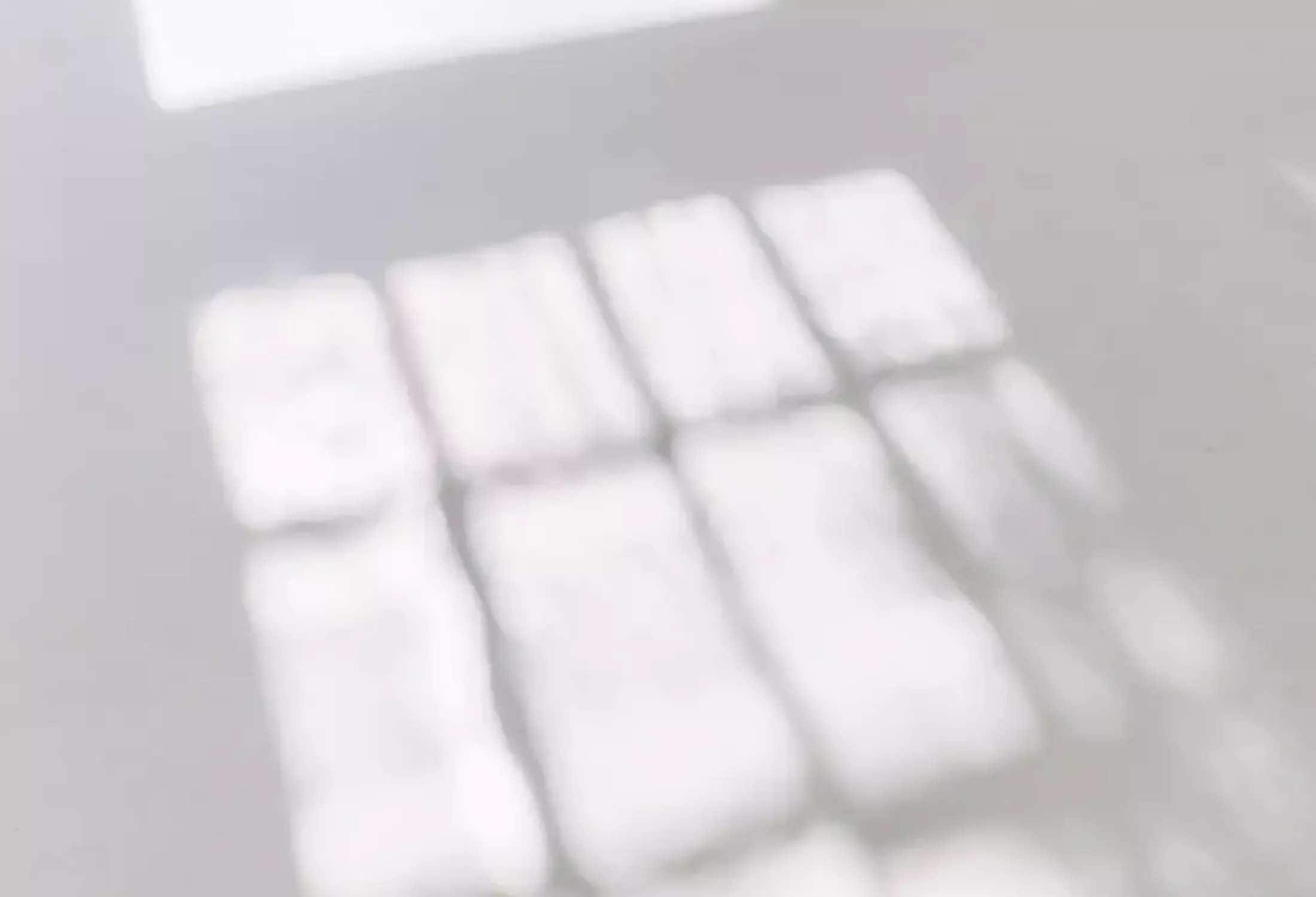 Unschärfeeffekt mit Licht- und Schattenmustern durch Fenster, minimalistische Ästhetik und helle Atmosphäre.