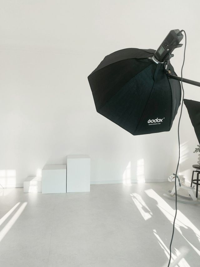 Studioaufnahme mit Godox-Softbox, minimalistischem Hintergrund und weißen Podesten, ideal für professionelle Fotoshootings.