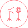 Rotes Icon mit Kreis und Kamerastativ, symbolisiert professionelle Fotografie und Aufnahme-Equipment für Studioarbeiten.