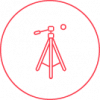Rotes Icon mit Kreis und Kamerastativ, symbolisiert professionelle Fotografie und Aufnahme-Equipment für Studioarbeiten.